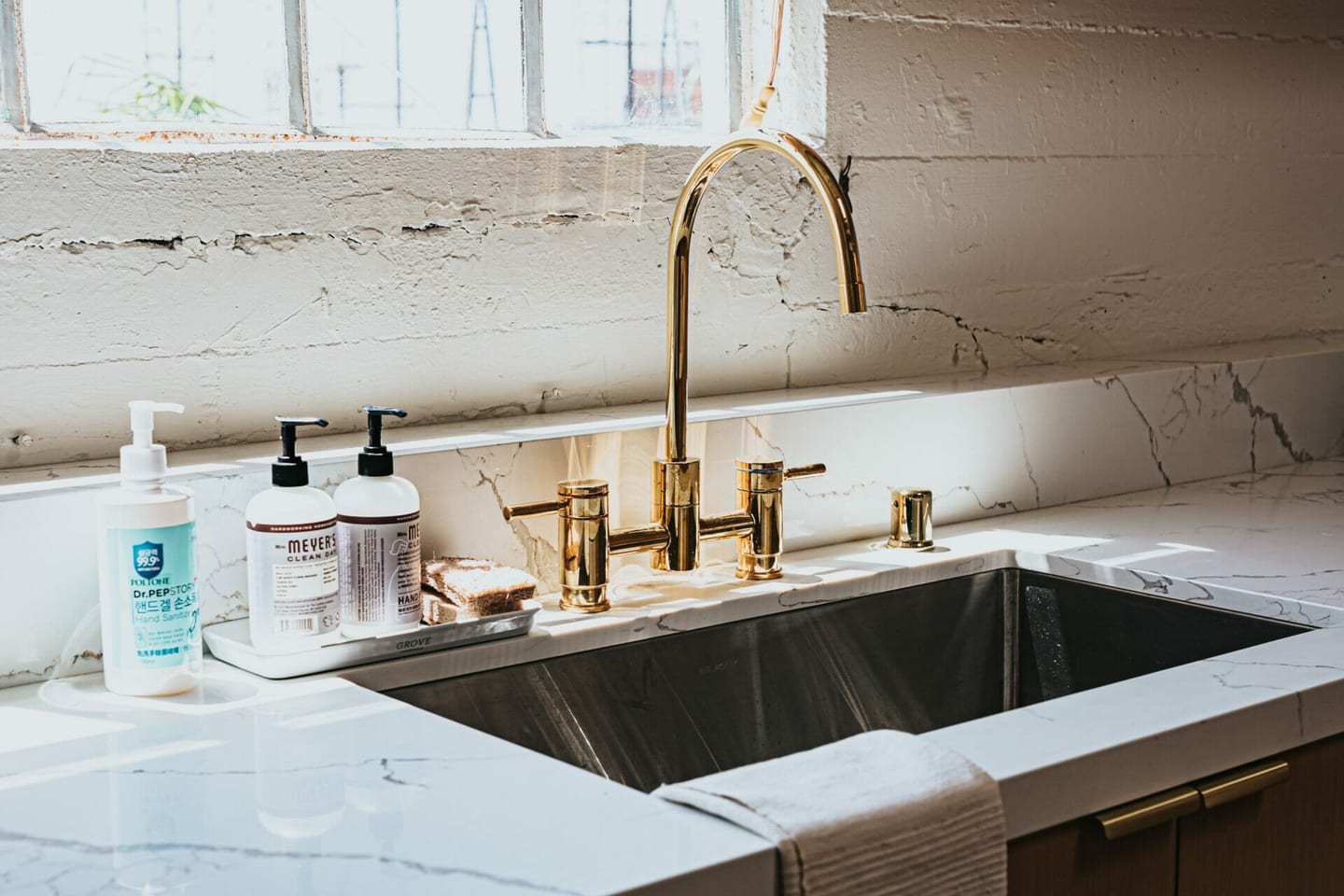how to clean your kitchen sink