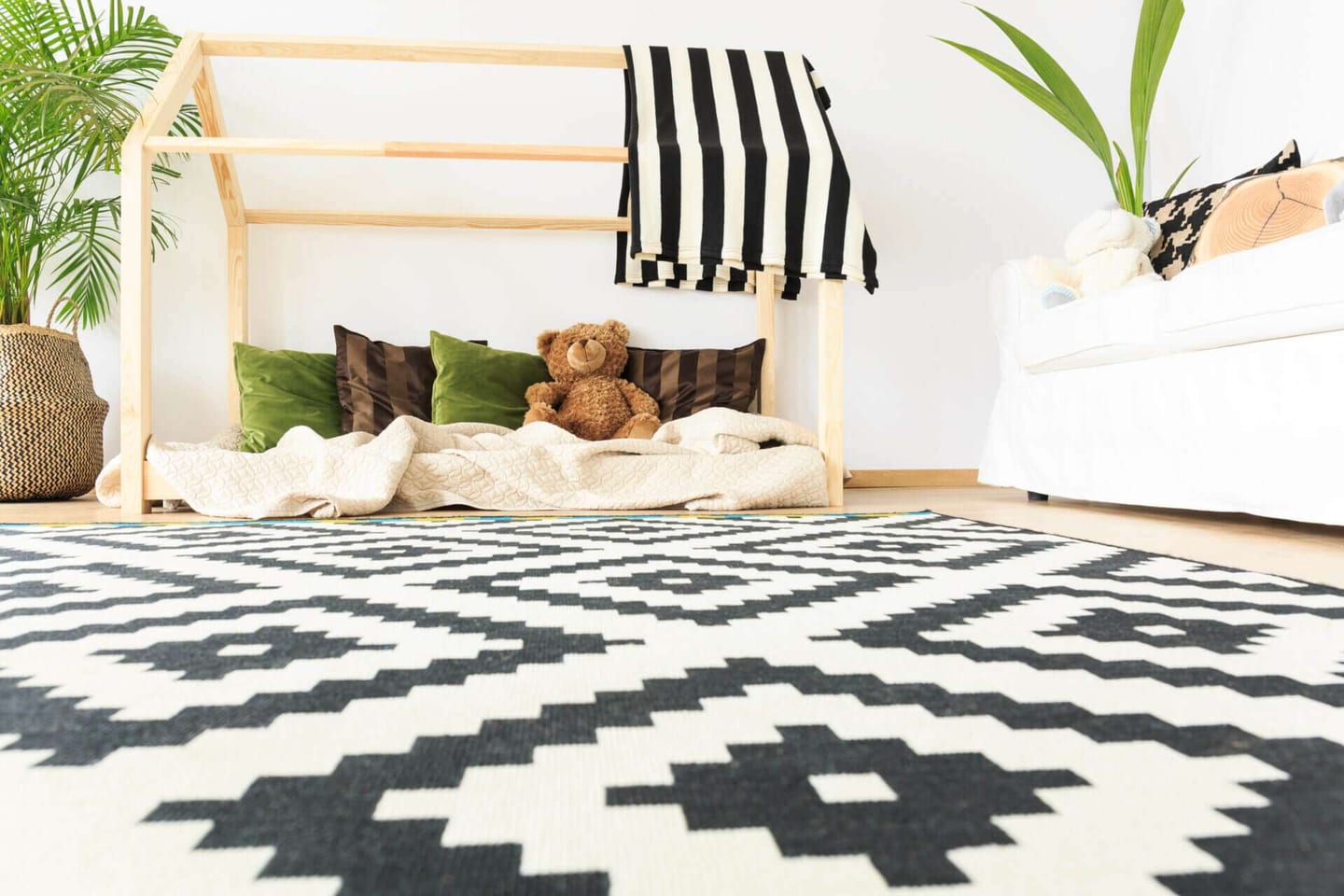 Black and white patterned carpet in cozy baby room