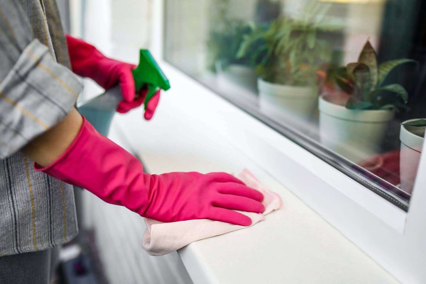 A deep house cleaning checklist will be your ally when keeping your home clean and healthy.