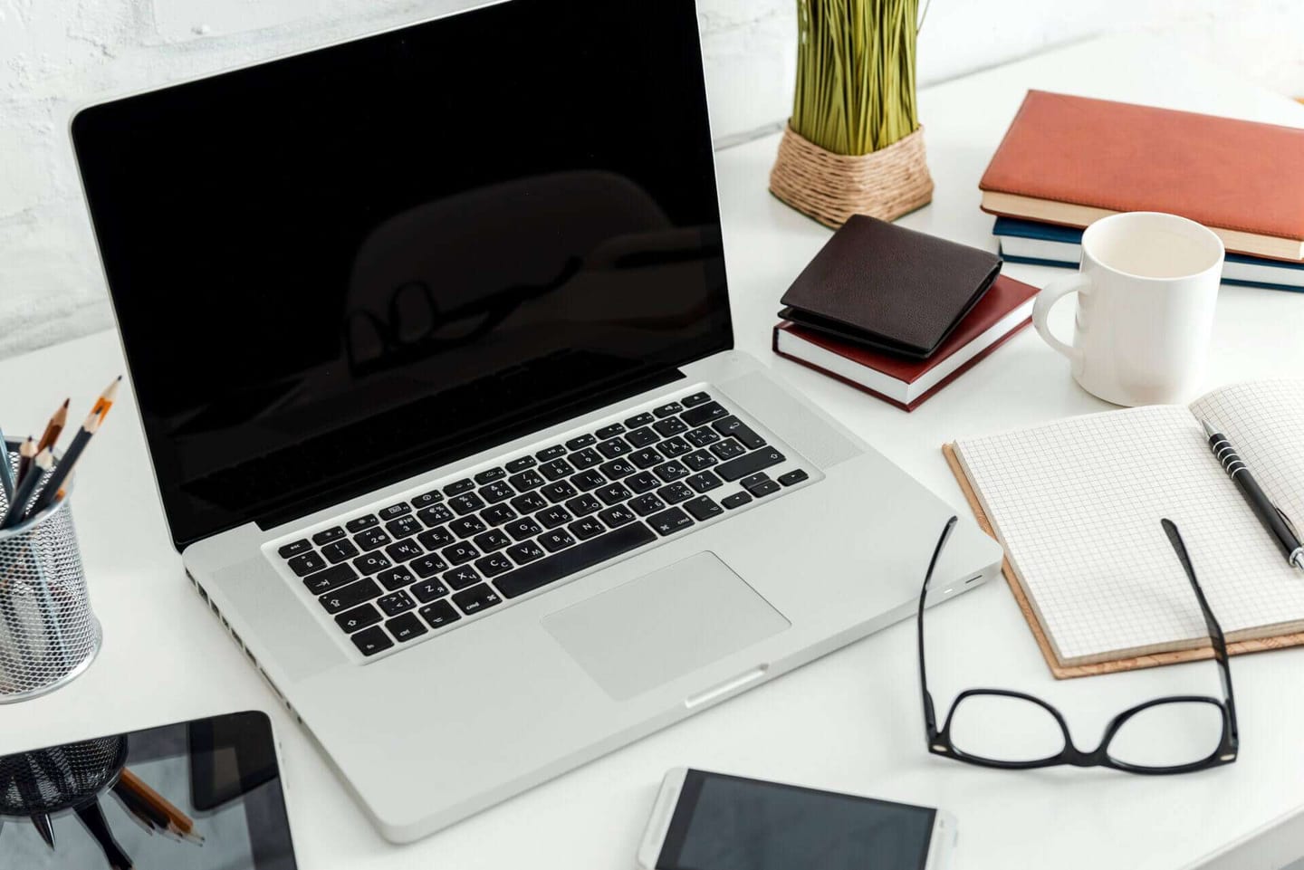 How to clean your desk to leave it sparkling like this