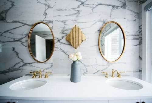 10 ways to make your bathroom smell delicious