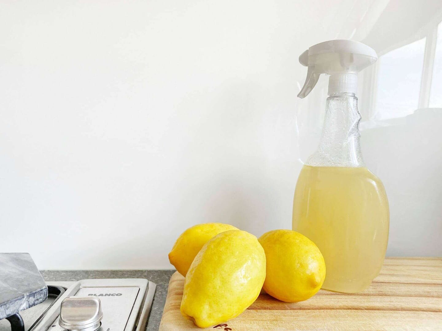cleaning with lemon and vinegar