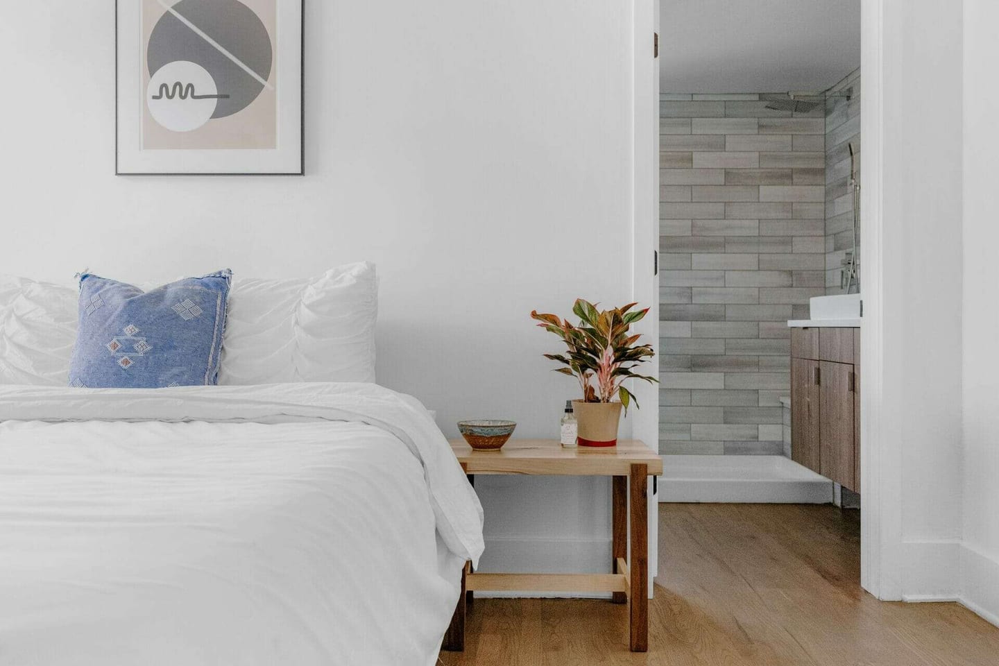 how to clean your bedroom fast and simple