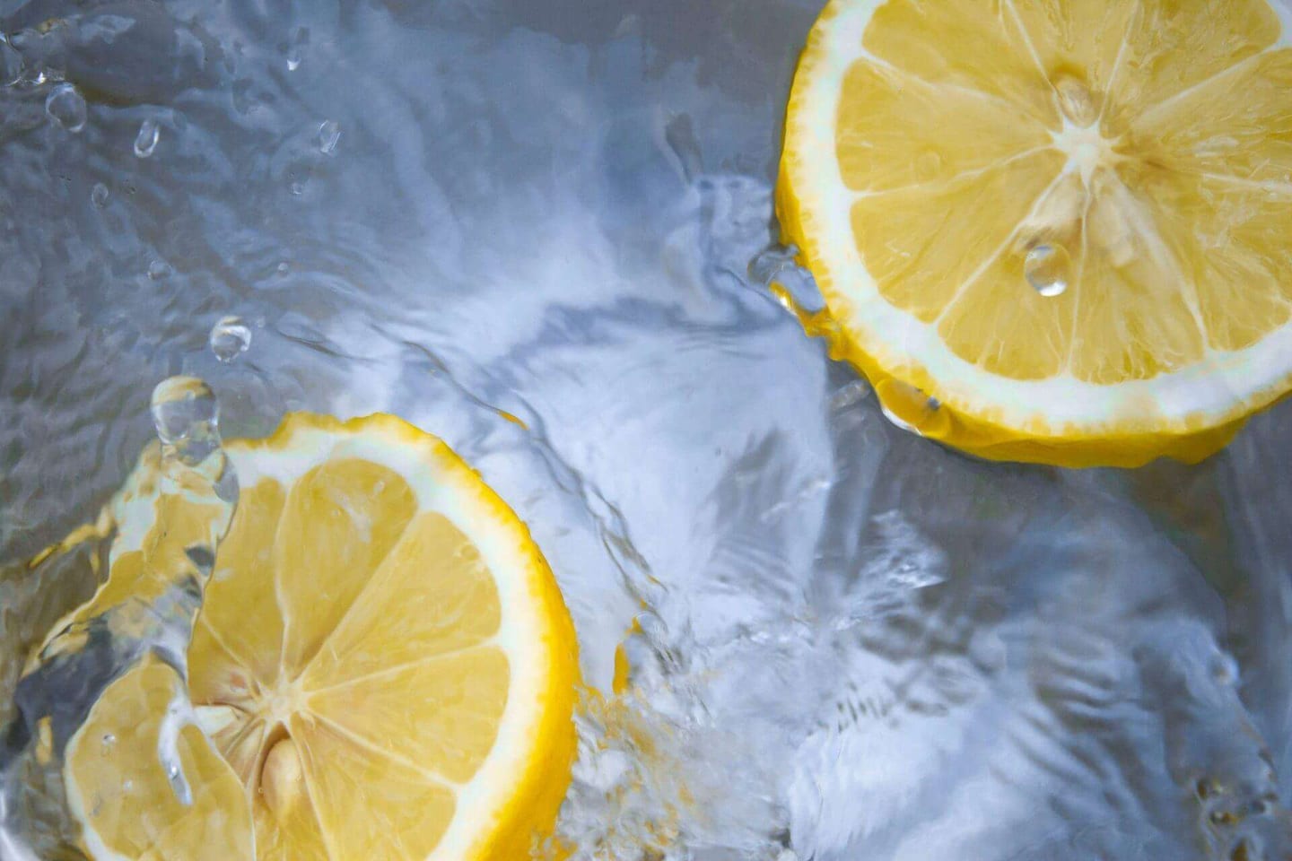 cleaning with lemon and vinegar