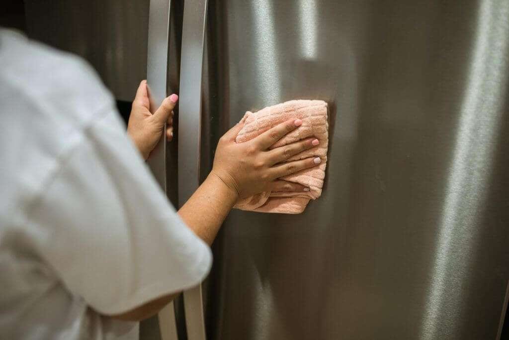 A checklist for cleaning the fridge will make your cleaning session easier