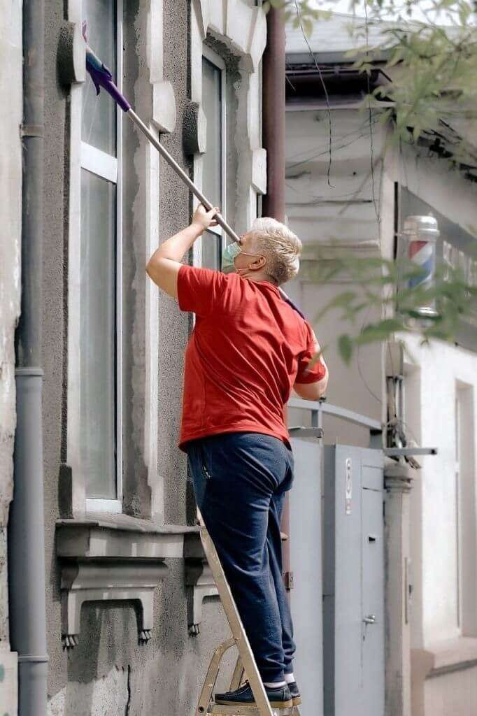 How to clean unreachable windows: Fresh Home Cleaning's DIY guide.